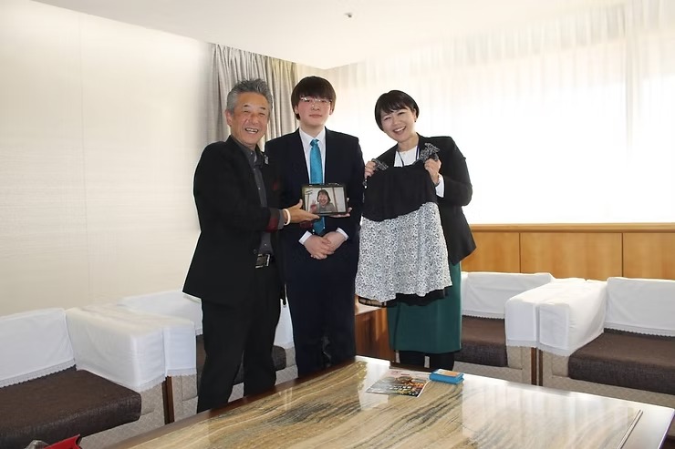 差別のない世の中を創るため小川あきら前橋市長に『湯浴み着』説明